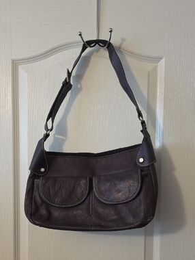 MAXX NEW YORK CLASSIC LEATHER SHOULDER BAG IN PURPLE